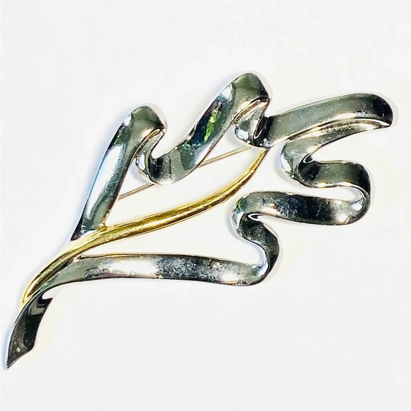 Vintage Monet 2- tone big leaf brooch - Picture 1 of 3